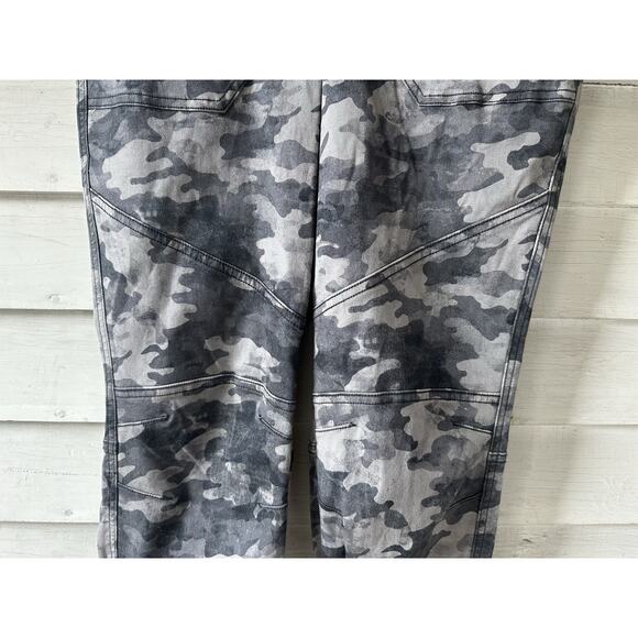 BNWT Spanx Stretch Twill Cargo Jogger Blackwash Camo Size Large - Picture 3 of 10